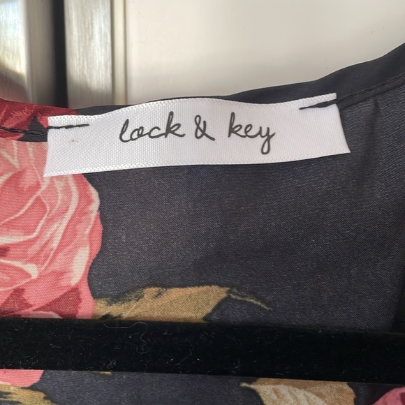 Coverup, black with pink roses, one size - Picture 4 of 4